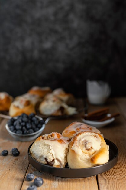 Zimtschnecken und Blaubeeren Arrangement