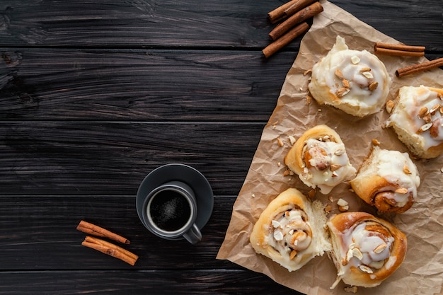 Zimtschnecken und Kaffee Draufsicht