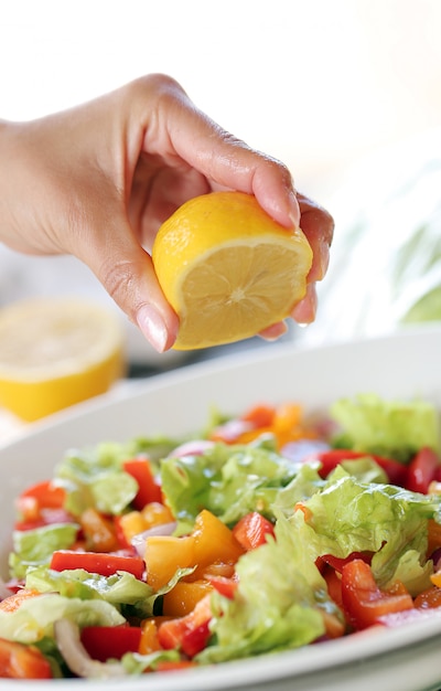 Zitrone in Salat geben