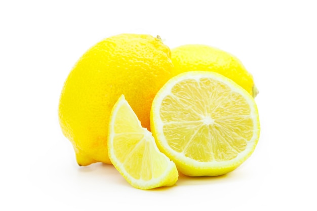 Zitrone isoliert auf weiß