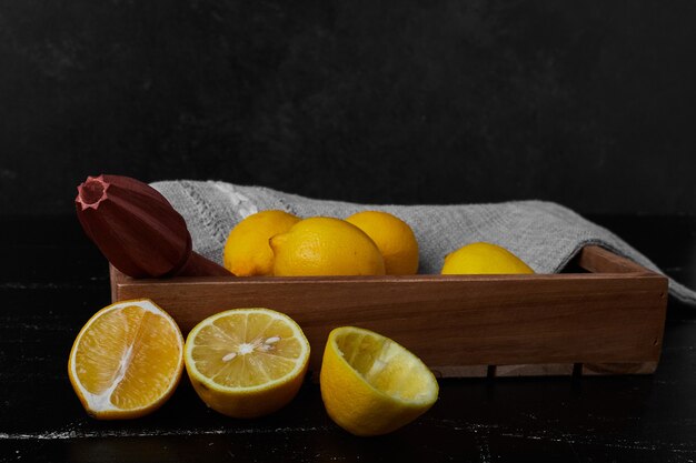 Zitronen isoliert in einem Holztablett.