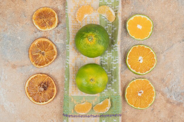Zitronen-, Mandarinen- und Orangenscheiben auf Marmoroberfläche.