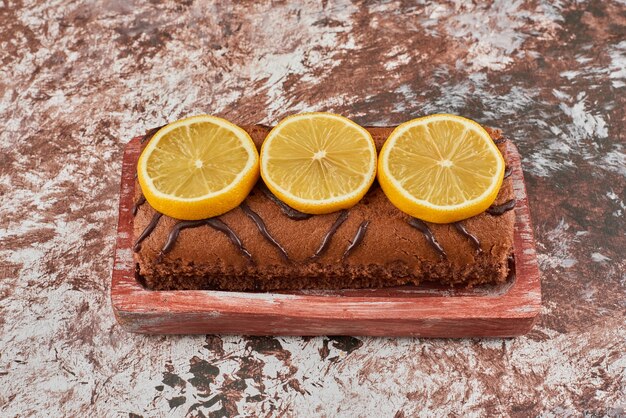 Zitronen-Rollkuchen auf einem Holzbrett.