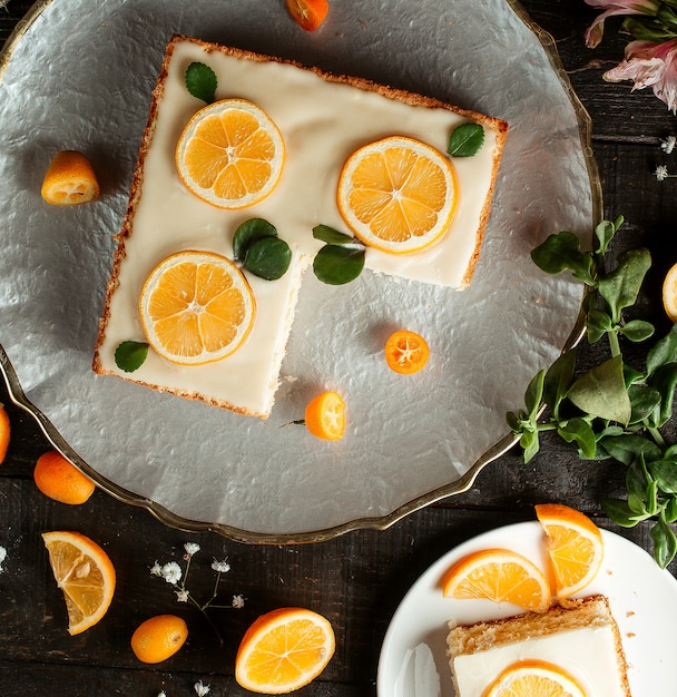 Zitronenkuchen mit Sahne auf Teller