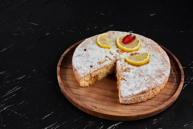 Zitronenkuchen mit Zuckerpulver auf der Oberseite.