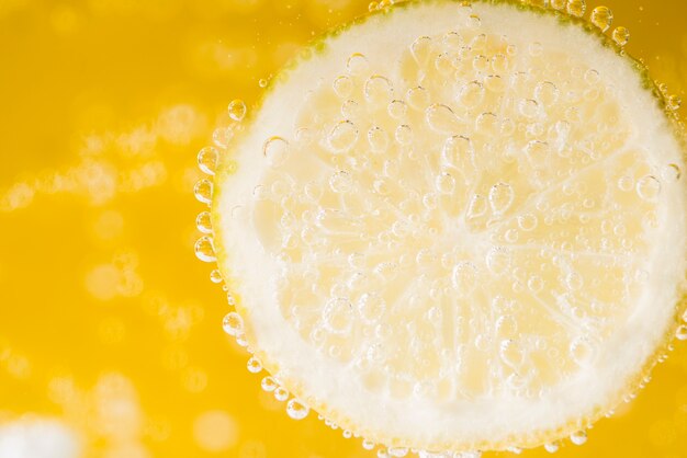 Zitronenscheibe mit unscharfem Hintergrund