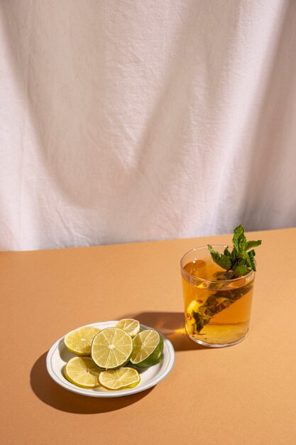 Zitronenscheiben mit Cocktailgetränk über braunem Schreibtisch