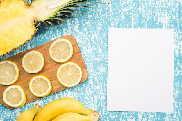 Zitronenscheiben mit weißem Papier