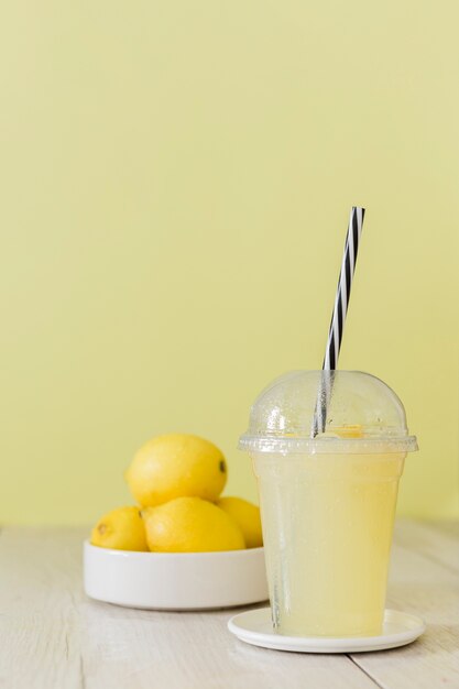 Zitronenshake mit Zitrusfrüchten