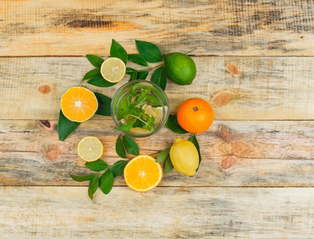 Zitrusfrüchte mit Blättern mit Detox-Wasser