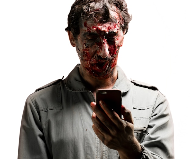 Kostenloses Foto zombie beobachten sein handy