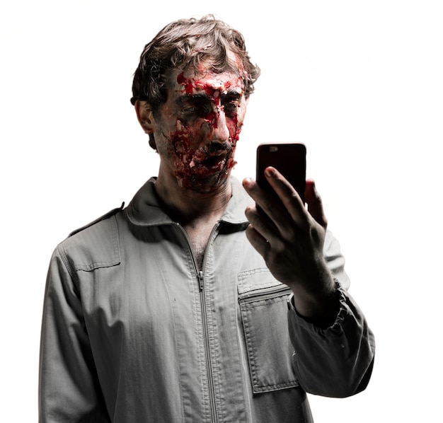 Zombie Blick auf Smartphone