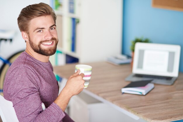 Zu Hause arbeiten und guten Kaffee trinken