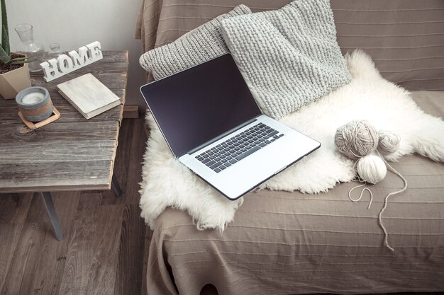 zu Hause mit einem Computer auf der Couch arbeiten