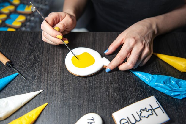 Zubereitung von handgemachtem Lebkuchen mit Symbolen der ukrainischen Glasur