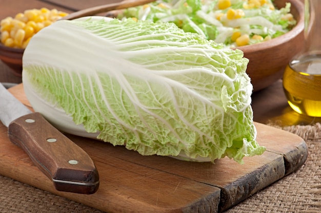 Zubereitung von Salat aus Chinakohl