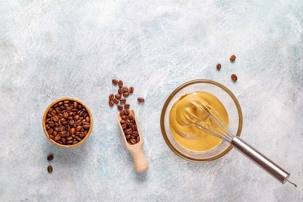 Zubereitungsprozess trendiger flauschiger cremiger Dalalgona-Kaffee.