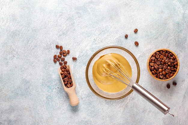 Zubereitungsprozess trendiger flauschiger cremiger Dalalgona-Kaffee.