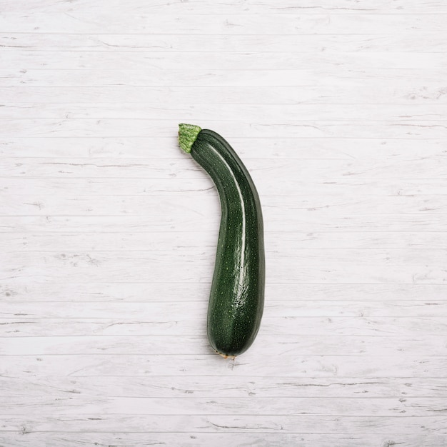 Zucchini auf weißem Hintergrund