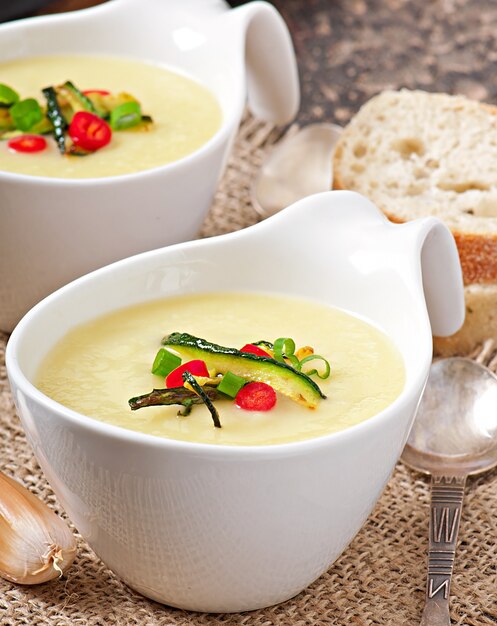 Zucchini-Cremesuppe mit Knoblauch und Chili