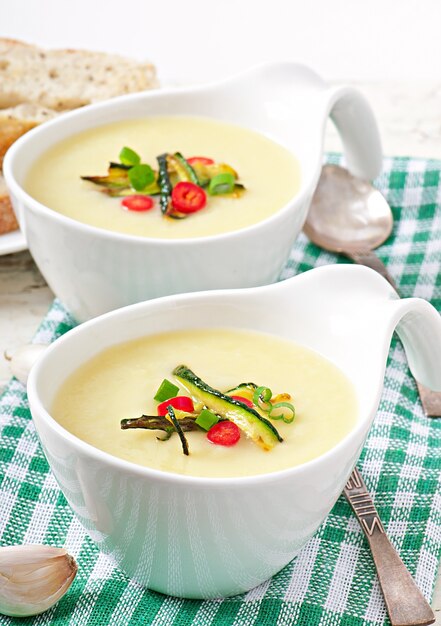 Zucchini-Cremesuppe mit Knoblauch und Chili