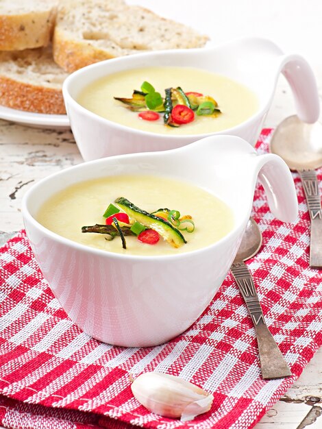 Zucchini-Cremesuppe mit Knoblauch und Chili