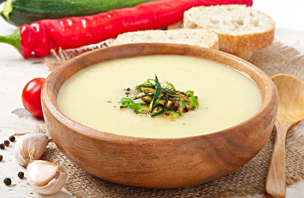 Zucchini-Cremesuppe mit Knoblauch und Chili