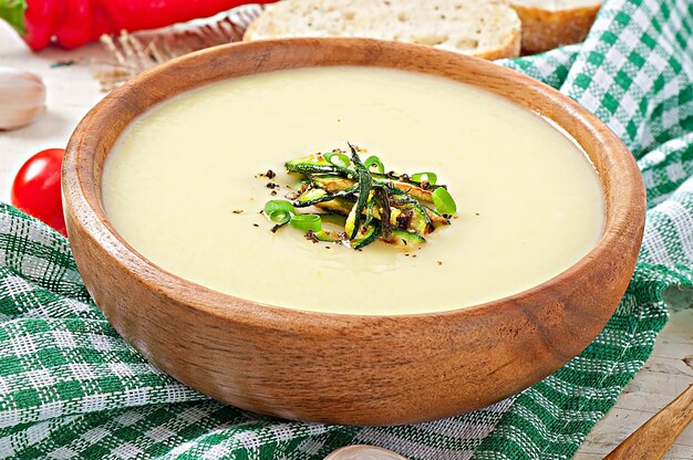 Zucchini-Cremesuppe mit Knoblauch und Chili