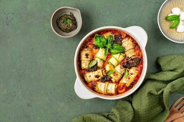 Zucchini-Lasagne-Rollen mit Ricotta gefüllt und in Tomatensauce gebacken