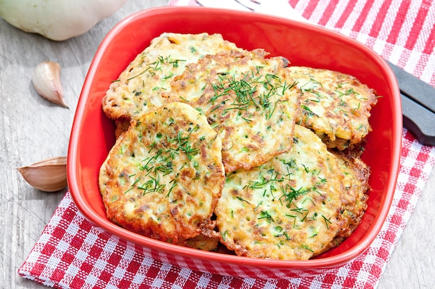 Zucchini-Pfannkuchen in einer Schüssel