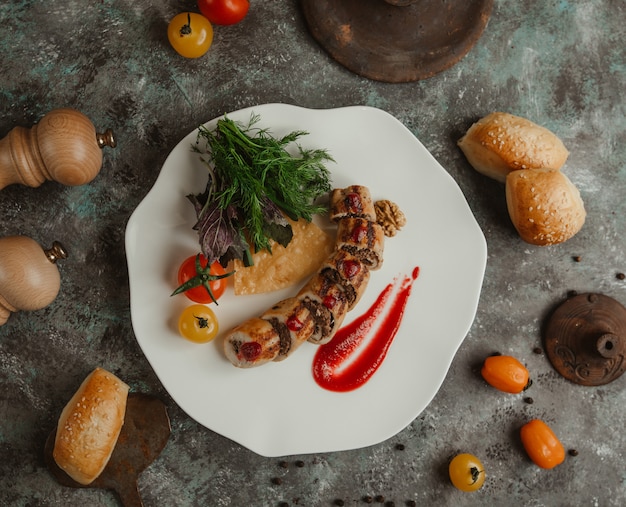 Zucchinisalat mit Kräutern und Tomatensauce