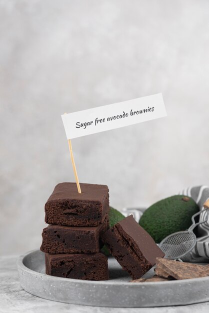 Zuckerfreie Avocado-Brownies mit hohem Winkel