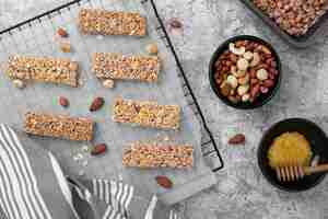 Kostenloses Foto zuckerfreie snackbars anordnung draufsicht