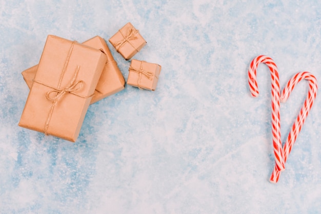 Kostenloses Foto zuckerstangen mit geschenkverpackungen