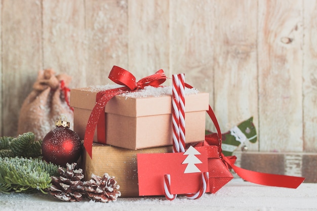 Zuckerstangen mit roten Umschlägen und Geschenke