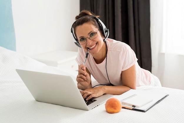 Kostenloses Foto zufällige erwachsene frau, die zu hause arbeitet