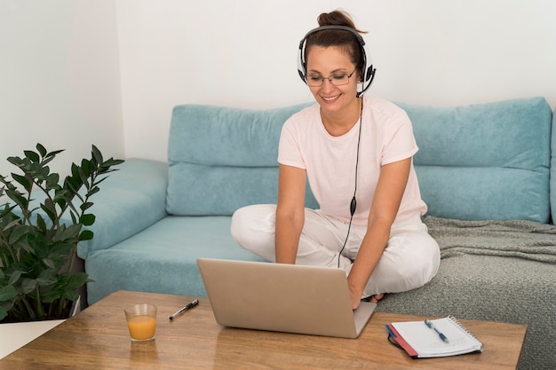 Zufällige erwachsene Frau, die zu Hause arbeitet