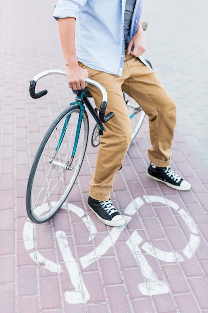 Zufälliger Mann, der auf seinem Fahrrad sitzt