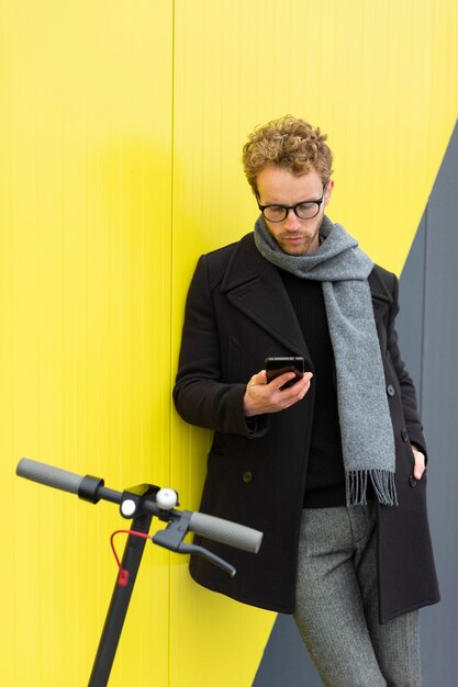 Zufälliger Mann, der mit einem Elektroroller aufwirft