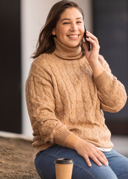 Zufälliger Teenager, der am Telefon spricht