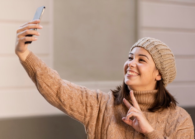 Zufälliger Teenager, der ein Selfie nimmt