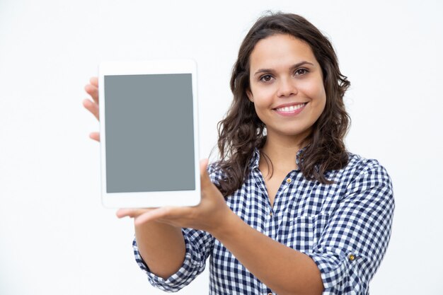 Zufriedene Frau, die digitale Tablette zeigt