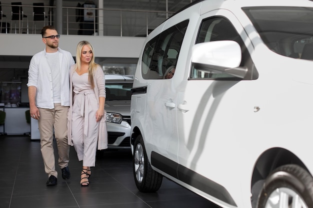 Zufriedene Kunden im Autohaus