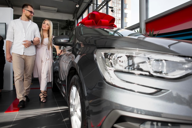 Zufriedene Kunden im Autohaus