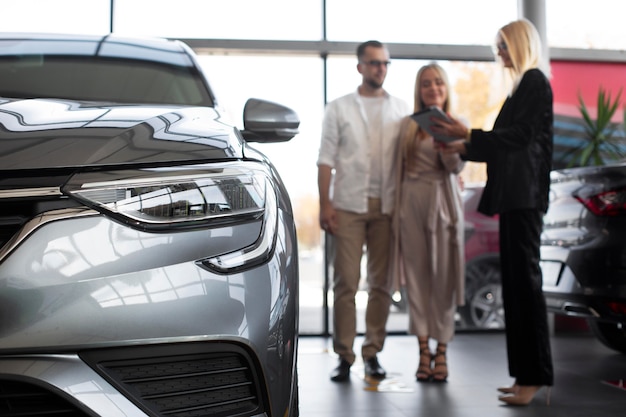 Zufriedene Kunden im Autohaus