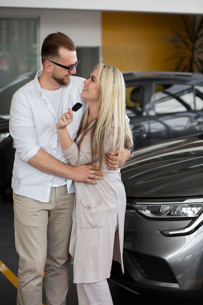 Kostenloses Foto zufriedene kunden im autohaus