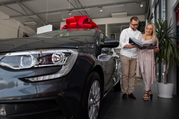 Zufriedene Kunden im Autohaus