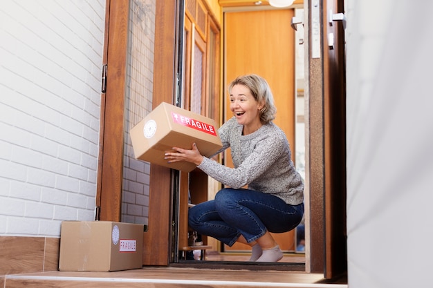 Zufriedene Kundin mit gelieferter Box