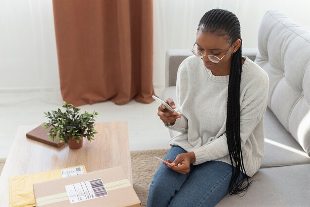 Zufriedene Kundin mit gelieferter Box