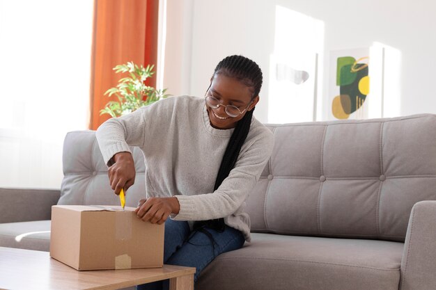 Zufriedene Kundin mit gelieferter Box